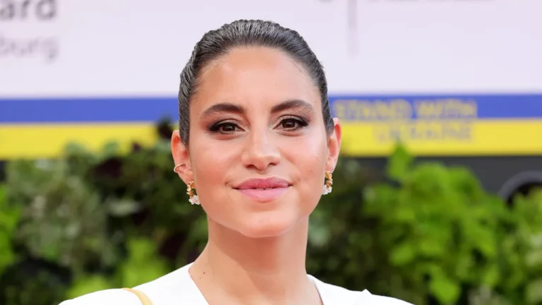 Almila Bagriacik schwanger – Alles über die Schwangerschaft, Karriere und ihr neues Leben als Mutter Almila Bagriacik schwanger